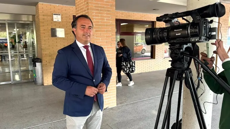 El presidente del Grupo Parlamentario Vox en las Cortes de Castilla-La Mancha, David Moreno, atendiendo a los medios de comunicación a las puertas del hospital de Talavera de la Reina (Toledo)