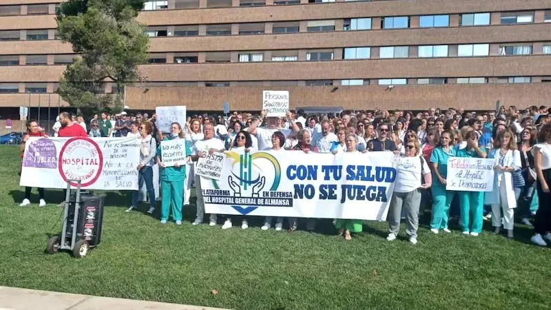 Más de 300 personas protestan por la falta de personal en el Hospital de Albacete