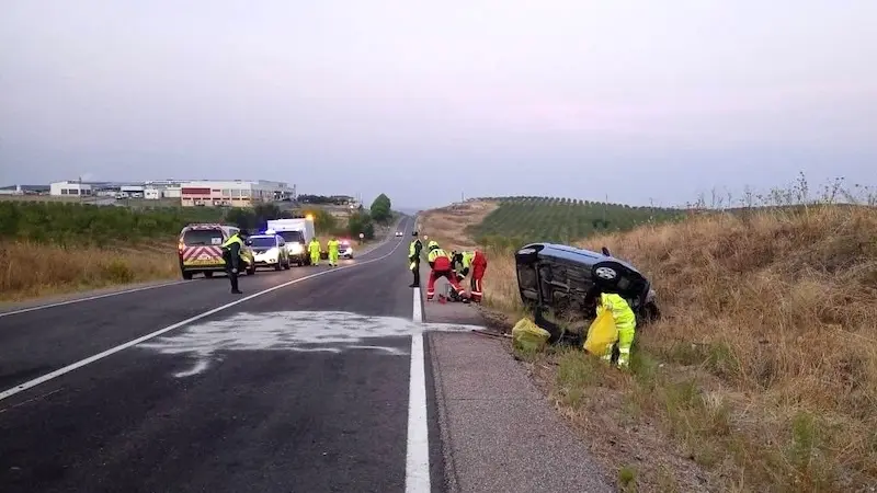 Un muerto y un herido grave tras la colisión de dos turismos en Alcolea de Tajo (Toledo), accidente de tráfico, choque, salida de vía, salirse de la vía,