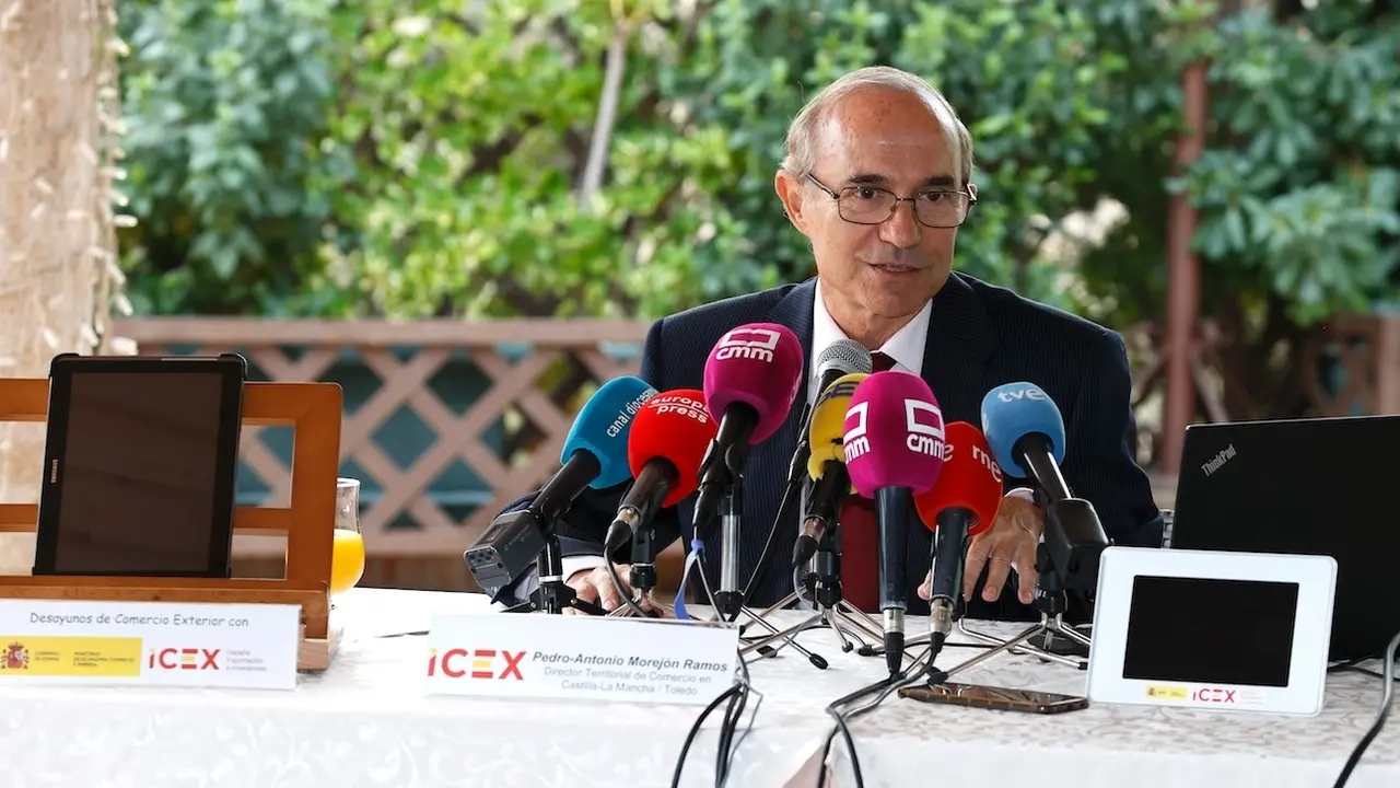 El director territorial de Comercio y del ICEX en Castilla-La Mancha, Pedro Antonio Morejón, ha presentado en rueda de prensa el 'Estudio sobre la economía Internacional de Castilla-La Mancha 2023-2024 (XXVII edición). Navegando contra corriente' - EFE/Ismael Herrero