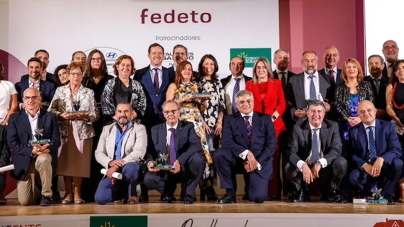 Imagen de familia del acto de entrega de los 28 Galardones Empresariales de Fedeto