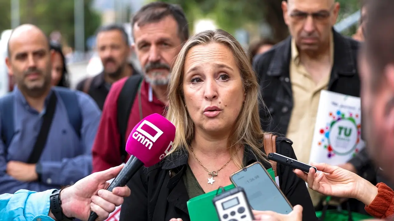 Los representantes de los sindicatos CSIF, STAS, CCOO y UGT en la Mesa Sectorial del Personal Funcionario de la Junta de Comunidades atendiendo a los medios este viernes en Toledo - EFE/Ismael Herrero