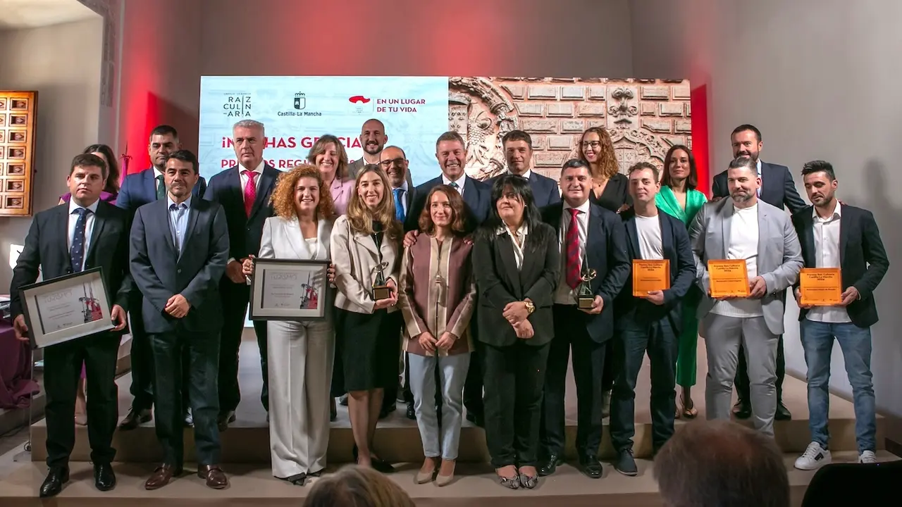El presidente de Castilla-La Mancha, Emiliano García-Page, ha presidido en el Palacio de los Duques de Medinacelli de Cogolludo (Guadalajara), la entrega de los Premios de Turismo & Raíz Culinaria Castilla-La Mancha 2024