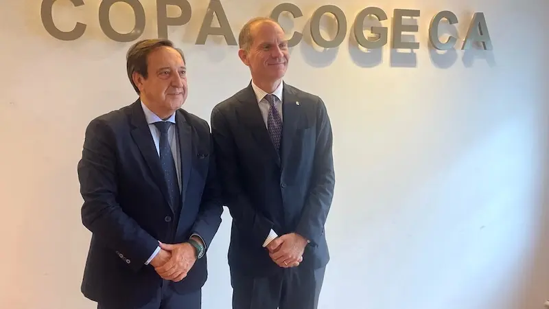 El castellanomanchego Pedro Barato (Asaja) (izq), reelegido vicepresidente de los agricultores europeos