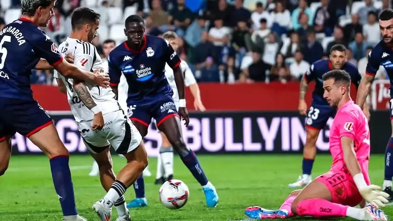 Un concierto de errores permite la goleada del Deportivo en Albacete (2-5)