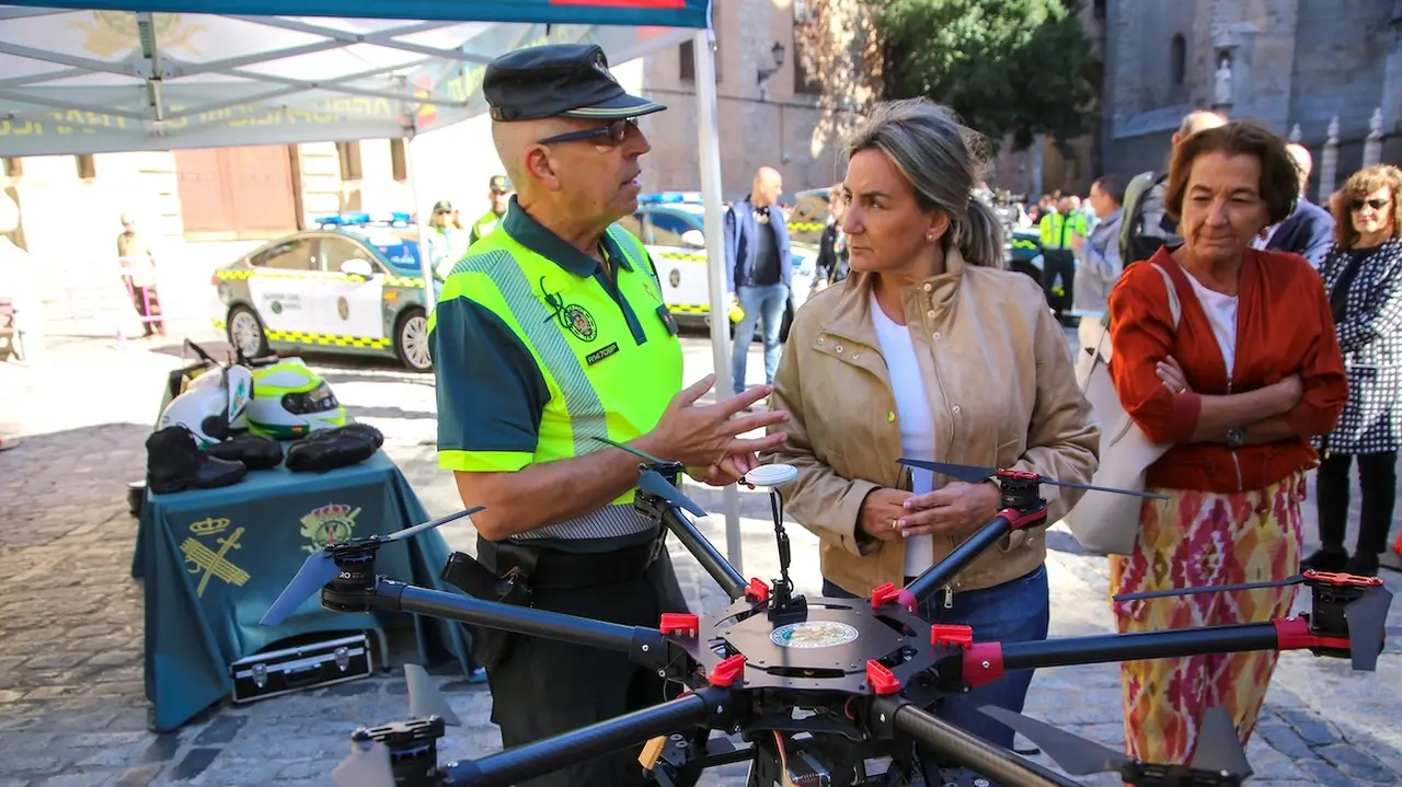 La delegada del Gobierno en Castilla-La Mancha, Milagros Tolón, ha inaugurado en Toledo la exposición homenaje al 65 aniversario de la creación de la Agrupación de Tráfico de la Guardia Civil
