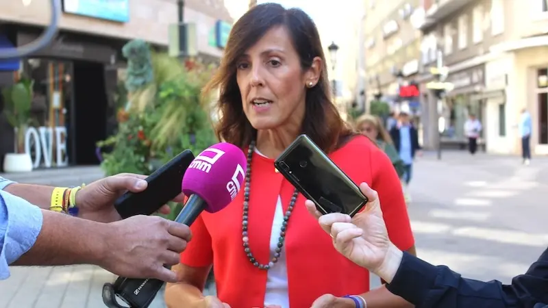 La diputada autonómica del PP de Castilla-La Mancha, María Gil, atendiendo a los medios este sábado en Albacete