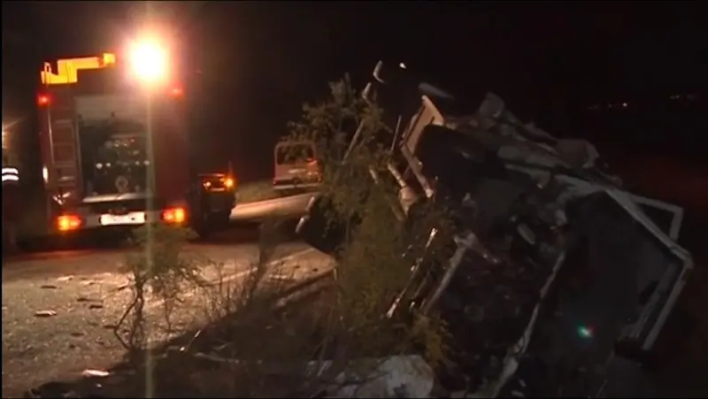 Imagen de archivo de un accidente de tráfico con un autobús y un camión implicados
