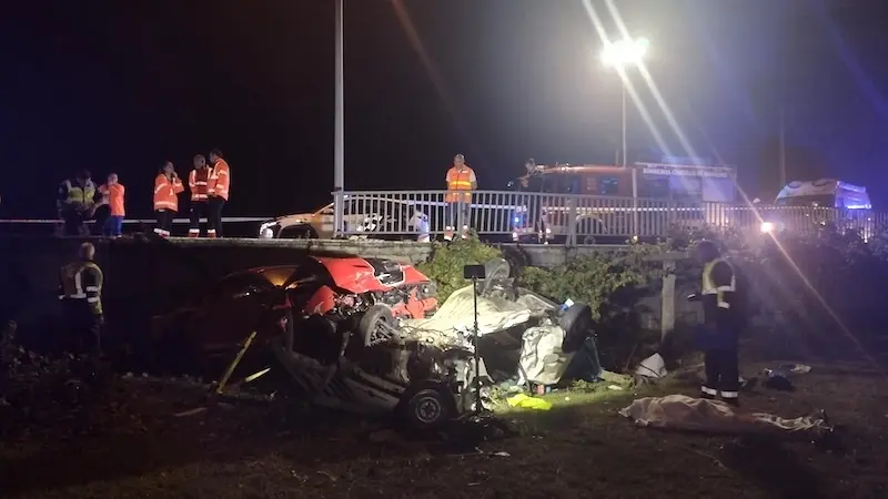 accidente de tráfico, choque, colisión, terraplén,