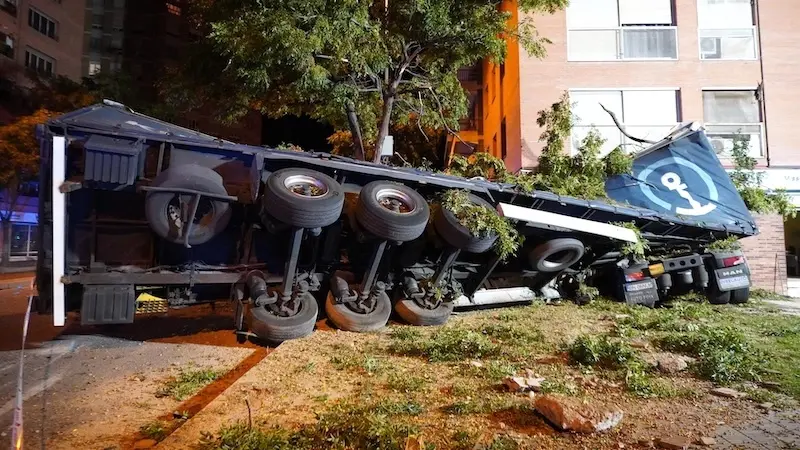 Muere el conductor de un camión en un accidente con siete vehículos implicados