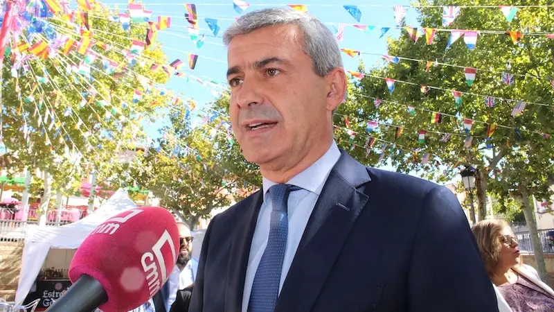 El secretario general del PSOE de la provincia de Toledo, Álvaro Gutiérrez, atendiendo a los medios de comunicación este domingo