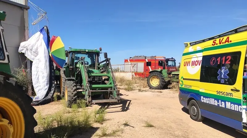 Herido un hombre tras caer contra un tractor mientras volaba con un paramotor en Tomelloso (Ciudad Real)