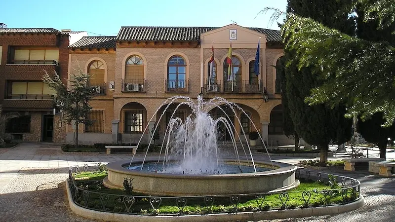 En la imagen de archivo el Ayuntamiento de La Puebla de Almoradiel (Toledo)