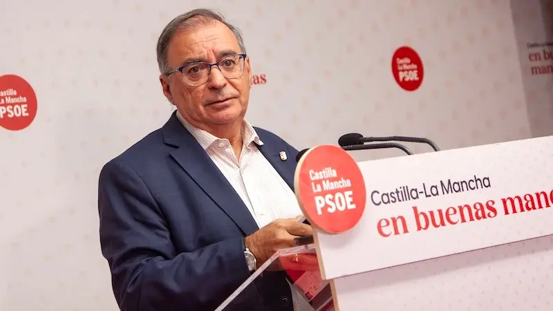 El diputado del PSOE en las Cortes de Castilla-La Mancha, Fernando Mora, durante la rueda de prensa que ha ofrecido en la sede de los socialistas en Toledo