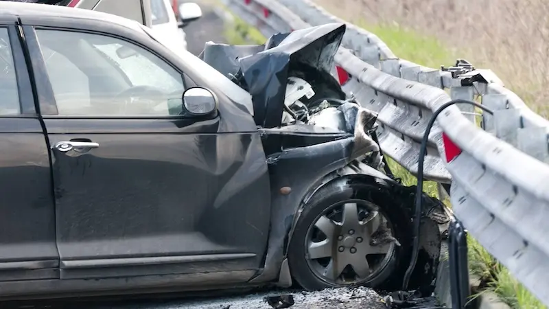 Imagen de archivo de un accidente de tráfico con un turismo implicado tras chocar contra el quitamiedos, colisión, choque,