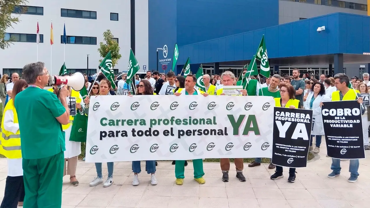 Centenares de sanitarios convocados por el sindicato CSIF protestan a las puertas de los hospitales de Castilla-La Mancha contra recortes y piden la carrera profesional
