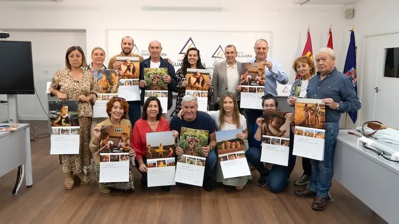 Puebla de Valles se desnuda en un calendario solidario por Álvaro y la enfermedad Niemann-Pick
