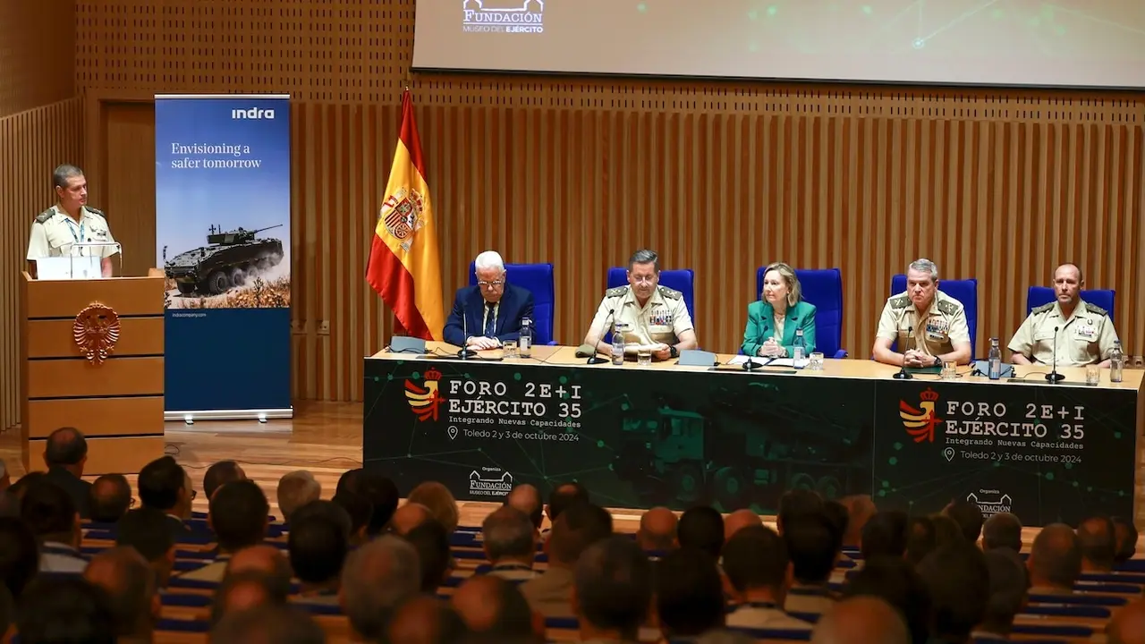 La secretaria de Estado de Defensa (SEDEF), María Amparo Valcarce García (c), y el Jefe de Estado Mayor de Ejército (JEME), general de Ejército Amador Enseñat y Berea (2i), inauguran el VII Foro Ejército-Empresas este miércoles en el Museo del Ejército en Toledo - EFE/Ismael Herrero