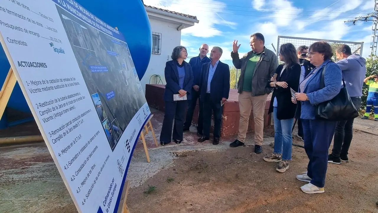 La consejera de Desarrollo Sostenible de Castilla-La Mancha, Mercedes Gómez, durante la visita que ha realizado a las obras del sistema de abastecimiento de la Mancomunidad de Río Frío