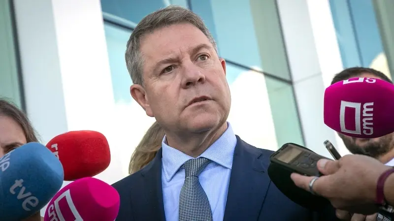 El presidente de Castilla-La Mancha, Emiliano García-Page, atendiendo a los medios este jueves en la ciudad de Guadalajara