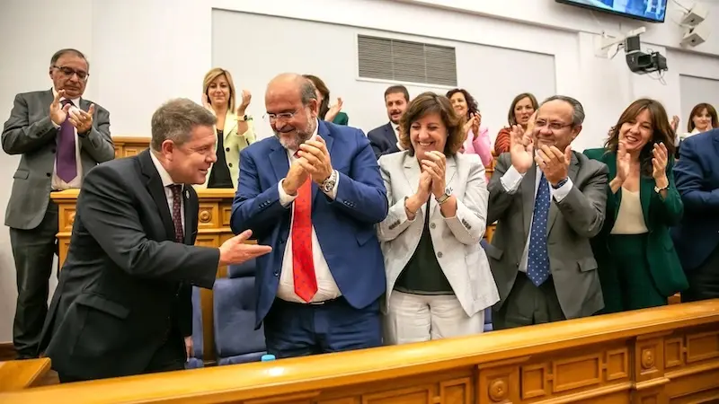 El presidente de Castilla-La Mancha Emiliano García-Page es aplaudido por sus consejeros en el Debate sobre el Estado de la Región del año 2022