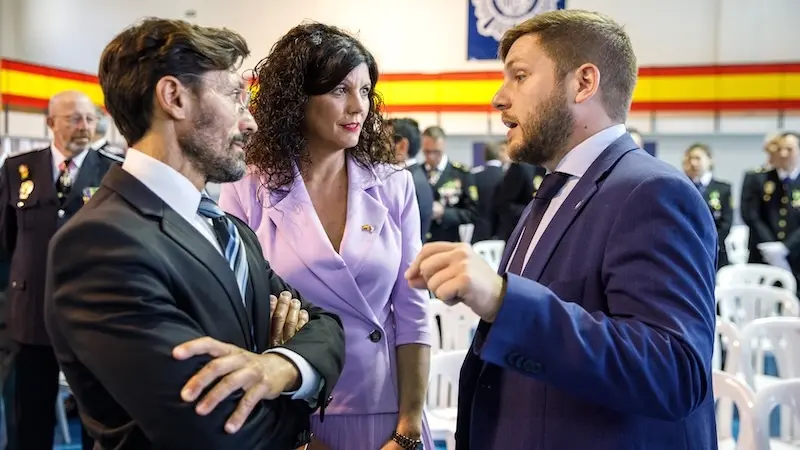 El consejero de Fomento, Nacho Hernando (d), ha asistido al acto institucional que se celebra con motivo del Día de la Policía 2024 en la Jefatura Superior de Policía