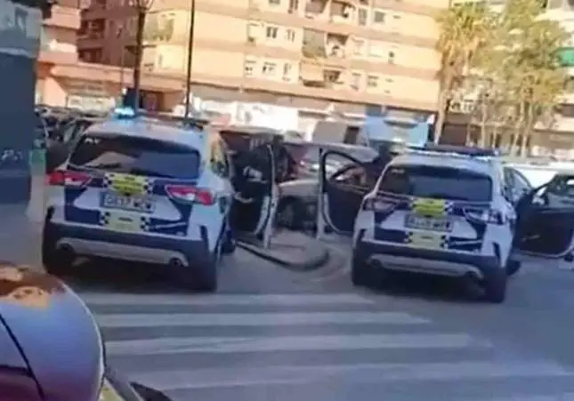 VIDEO. Persecución con disparos por la calle: 5 policías y el fugitivo, heridos