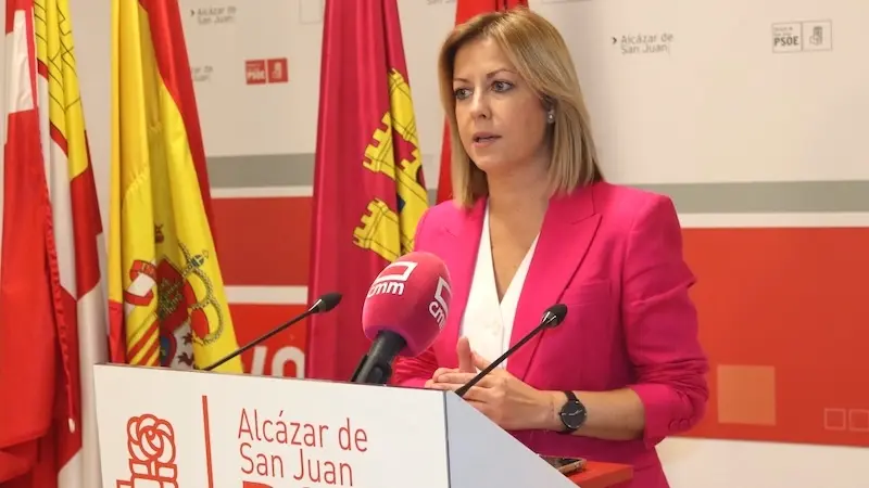 La portavoz del PSOE en las Cortes de Castilla-La Mancha, Ana Isabel Abengózar, durante la rueda de prensa que ha ofrecido