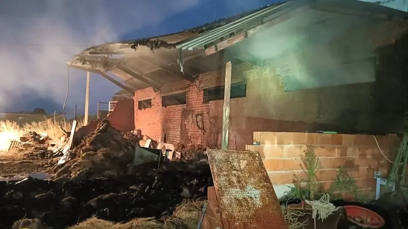 Extinguido un incendio en una nave que almacena paja y maquinaria en Sonseca