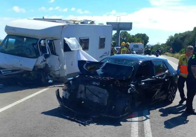 Un muerto y dos heridos en un choque frontal entre una autocaravana y un coche