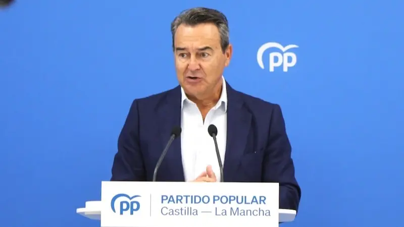 El diputado nacional del PP, Agustín Conde, durante la rueda de prensa que ha ofrecido este domingo en la sede de los 'populares' en Toledo
