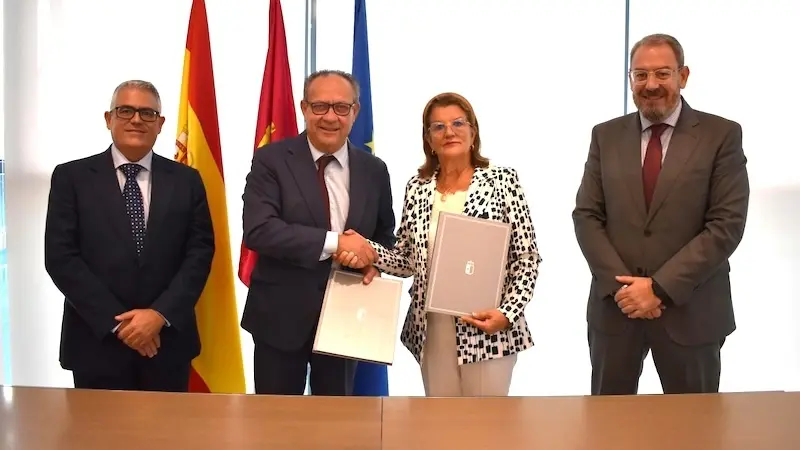 El consejero de Hacienda, Administraciones Públicas y Transformación Digital, Juan Alfonso Ruiz Molina, y la presidenta del Consejo Regional de Cámaras de Comercio, Industria y Servicios de Castilla-La Mancha, María Ángeles Martínez, durante la firma del convenio