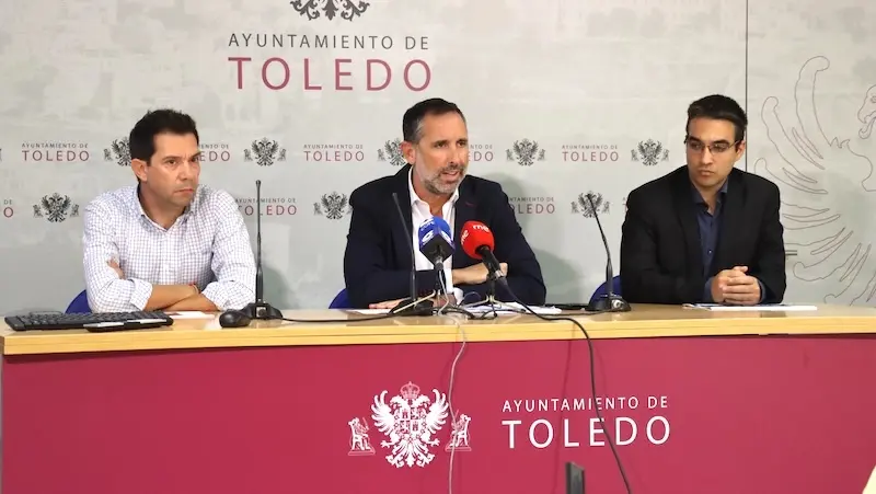 El concejal de Movilidad, Transportes, Interior y Personal del Ayuntamiento de Toledo, Iñaki Jiménez (c), ha presentado las novedades del servicio de transporte urbano