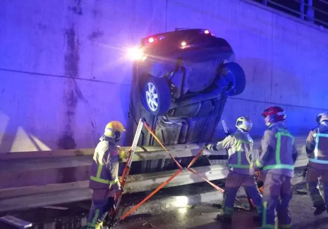 Muere un joven de 29 años tras salirse de la carretera y caer desde cinco metros