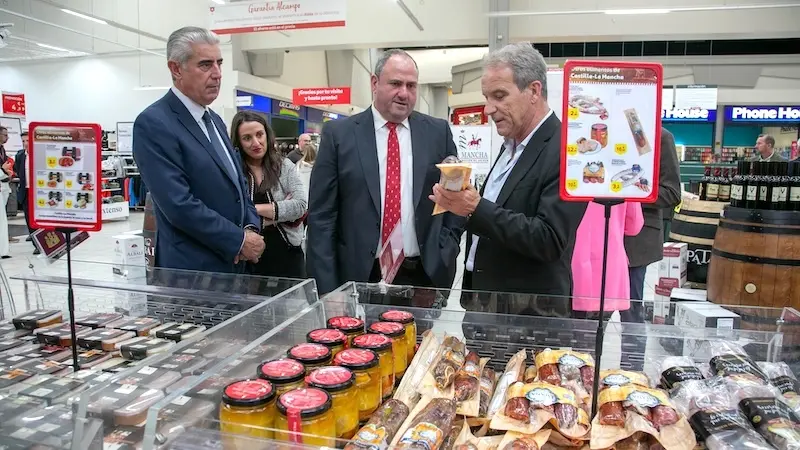 El consejero de Agricultura, Ganadería y Desarrollo Rural, Julián Martínez Lizán, ha asistido a la presentación de la campaña de promoción de Campo y Alma en Alcampo Toledo