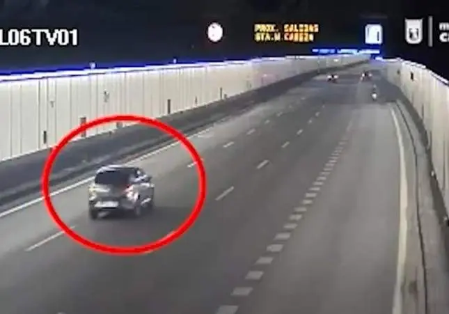 VIDEO. Coge el coche borracho y con su bebé en brazos: pillado durmiendo la mona