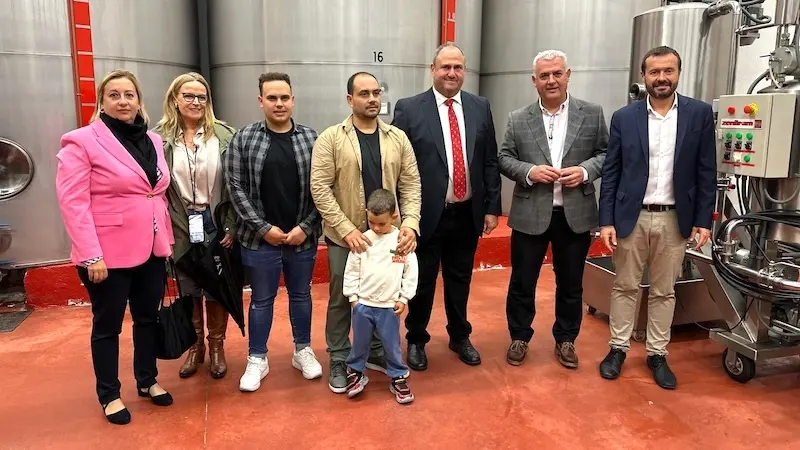 El consejero de Agricultura, Ganadería y Desarrollo Rural, Julián Martínez Lizán, en su visita a la Cooperativa de Vinos Santa María Magdalena' de Mondéjar (Guadalajara)