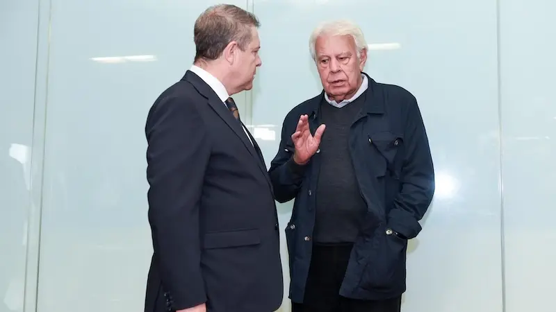 El presidente de Castilla-La Mancha, Emiliano García-Page, y el expresidente del Gobierno Felipe González - Archivo/EP/Gustavo Valiente