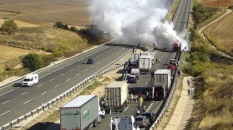 El incendio en un camión que portaba vehículos en Cervera del Llano (Cuenca) provoca un corte en la A-3 sentido Valencia
