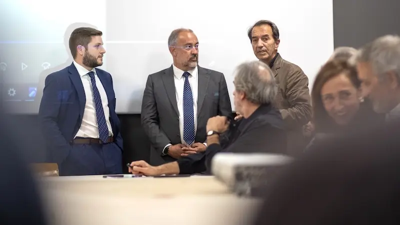 El consejero de Fomento, Nacho Hernando (dcha), ha inaugurado la sesión ‘Cinco visiones, múltiples miradas, una reflexión coral" dentro de la jornada ‘Las ciudades y sus tesis. 1970-2020’ organizada por la Escuela de Arquitectura de Toledo en el edificio ‘Toletum’
