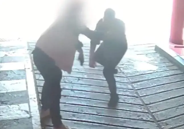 VIDEO. Un joven ataca a un anciano en un parking y le arranca el reloj de la muñeca