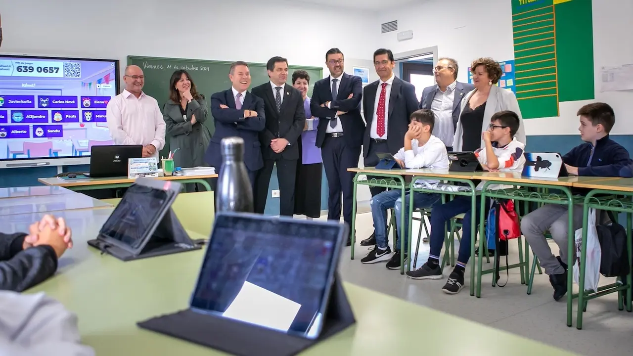 El presidente de Castilla-La Mancha, Emiliano García-Page, ha inaugurado la remodelación integral de espacios interiores y exteriores del CEIP ‘Virgen del Monte’ de Bolaños de Calatrava (Ciudad Real)