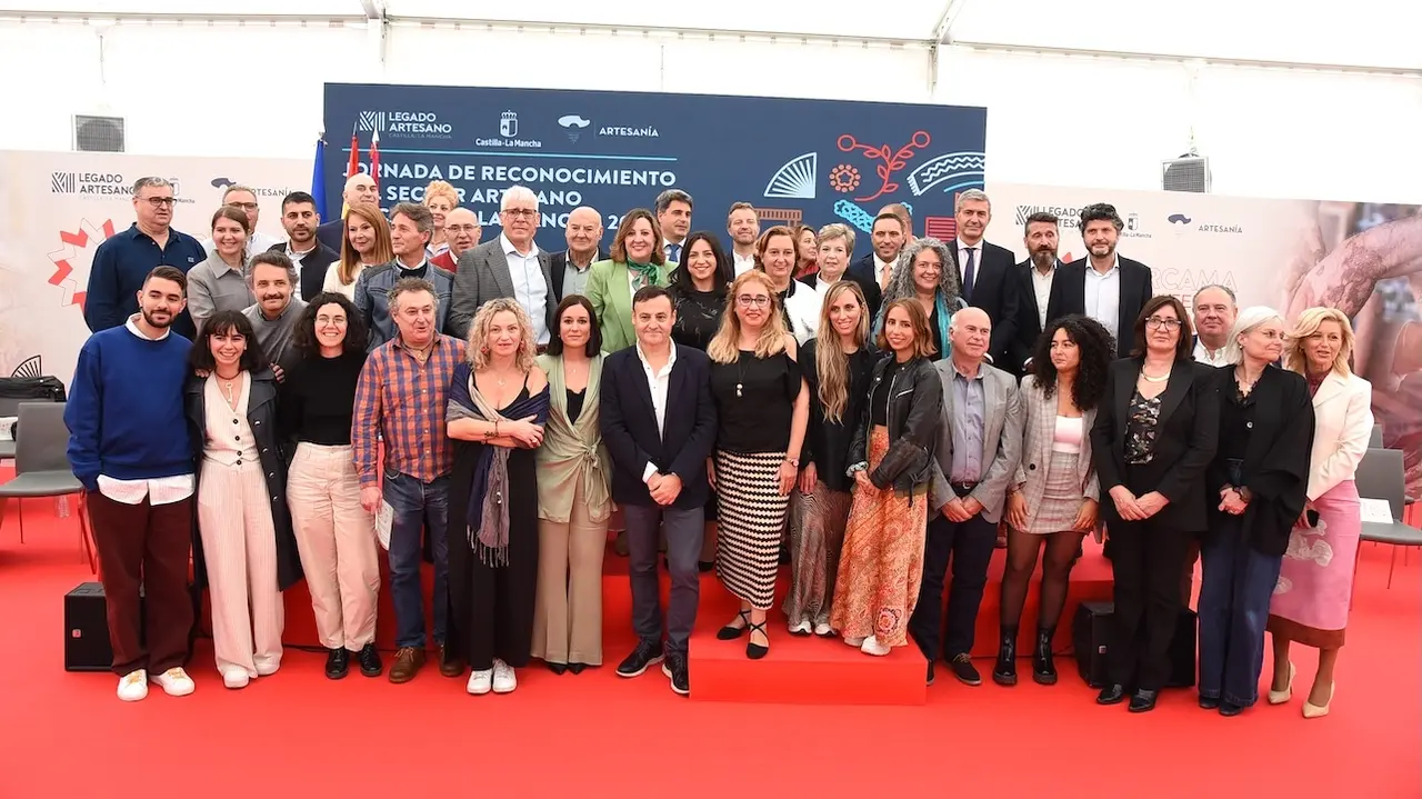 La consejera de Economía, Empresas y Empleo, Patricia Franco, ha entregado los reconocimientos al sector artesano en el marco de la 43 edición de FARCAMA, y los Premios Regionales de Artesanía