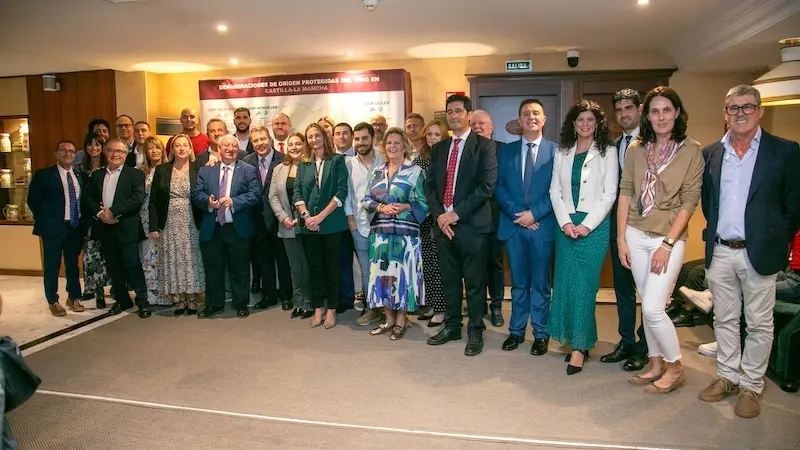 El presidente de Castilla-La Mancha, Emiliano García-Page, ha asistido, en el Hotel Inglaterra de Sevilla, a la promoción organizada por la Fundación Tierra de Viñedos