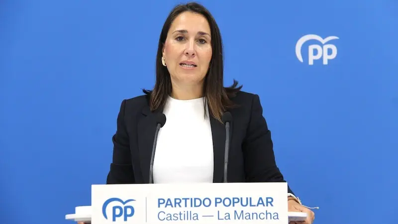 La portavoz del PP de Castilla-La Mancha, Alejandra Hernández, durante la rueda de prensa que ha ofrecido en la sede de los 'populares' en Toledo