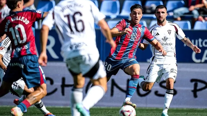 El Huesca y Albacete firman tablas en el Alcoraz en un partido muy igualado (2-2)