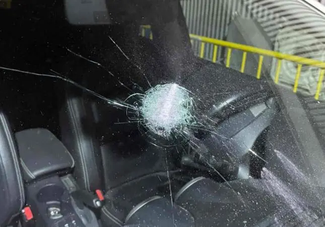 Abren fuego contra un coche que huía de la policía y ha podido matar a un agente