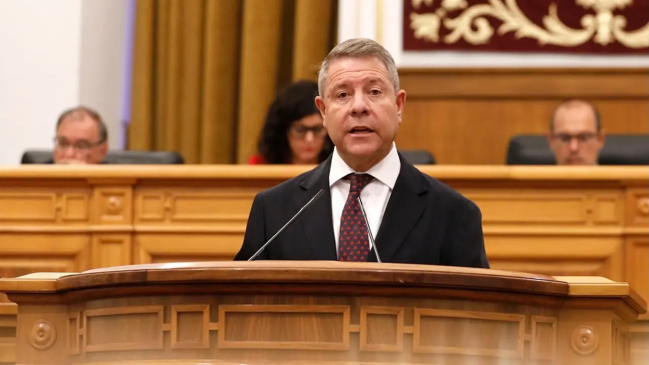 El presidente de Castilla-La Mancha, Emiliano García-Page, durante su intervención en la primera sesión del Debate del Estado de la Región que se celebra en las Cortes regionales