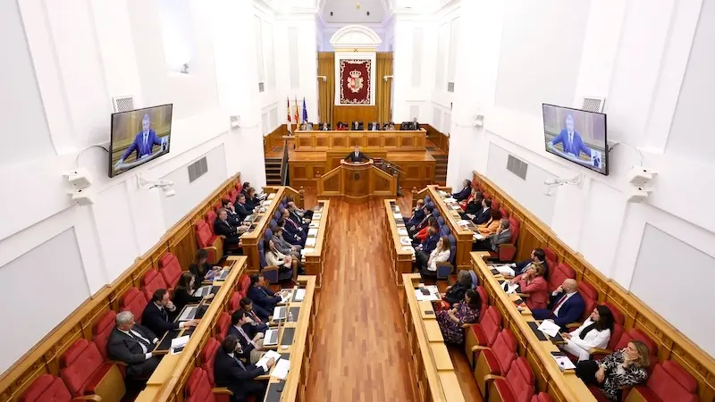 El presidente de Castilla-La Mancha, Emiliano García-Page, durante su intervención en la primera sesión del Debate del Estado de la Región que se celebra en las Cortes regionales