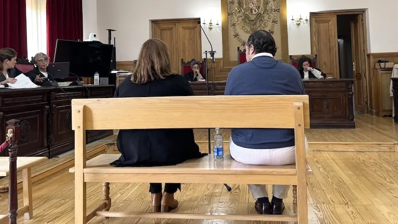 La exalcaldesa de Ocaña (Toledo) y su marido en el juicio que se ha celebrado en la Audiencia Provincial de Toledo - EP